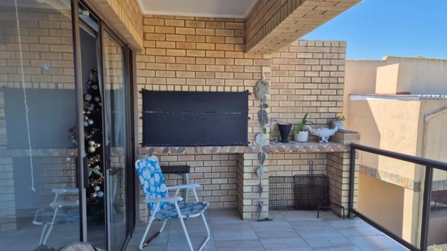 To Let 4 Bedroom Property for Rent in Wavecrest Eastern Cape